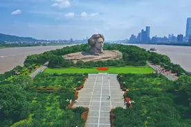 湖南长沙橘子洲头的毛泽东青年艺术雕塑图片