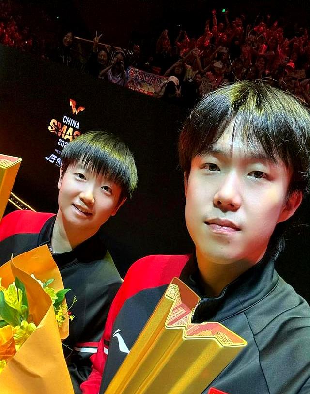 王楚钦太会了！和莎莎一起颁奖 没想到一个举动 球迷沸腾 直呼太