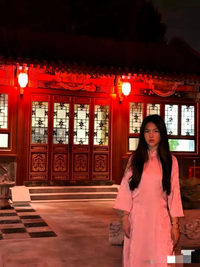 王诗龄夜探自家北京小院！一袭旗袍+静默神情 中式氛围感有点吓人