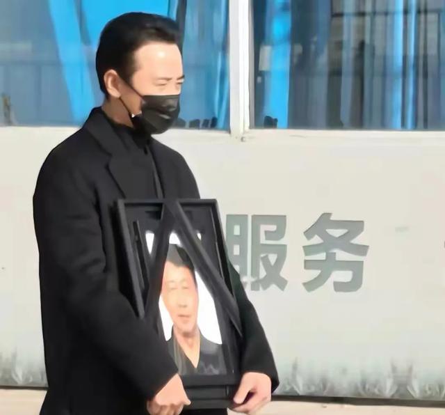 罗晋捧遗像神情悲痛，唐嫣紧跟身旁护全程	，婚变传闻不攻自破