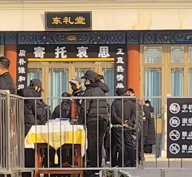 唐嫣露脸葬礼现场！罗晋手抱父亲遗照，神情落寞，唐嫣全程陪同