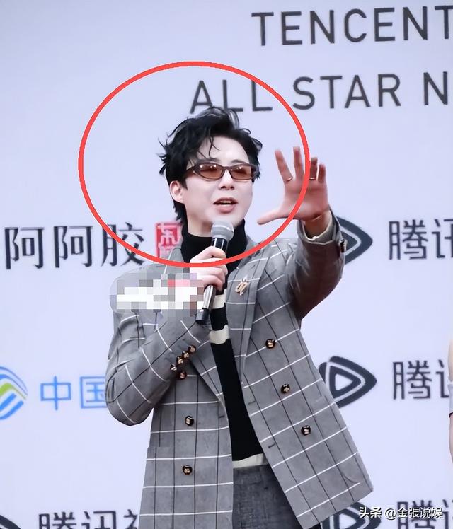 海南红毯好俗，毛晓彤挤出副乳，张萌深V不怕走光，宋茜胸骨凸出