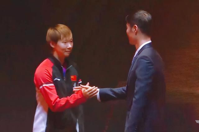 王曼昱夺冠后王励勤送花，孙颖莎第二，王励勤也不忘握手给予鼓励