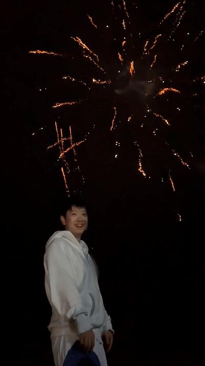 莎莎晒出和爸爸妈妈的合照，还有生日视频和烟花，好幸福哦