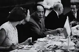 毛主席曾怒批国宴，请外国人只要四菜一汤就够，不料有外宾没吃饱图片