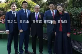 霍启山晒父子四人同框照，霍启刚甜搂妻子好宠溺，郭晶晶端庄得体图片