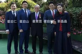 霍启山晒父子四人同框照，霍启刚甜搂妻子好宠溺，郭晶晶端庄得体图片