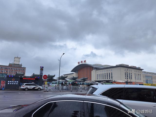 吉林初印象，爬玄天岭寻清代炮台，俯瞰雨后的城市美景