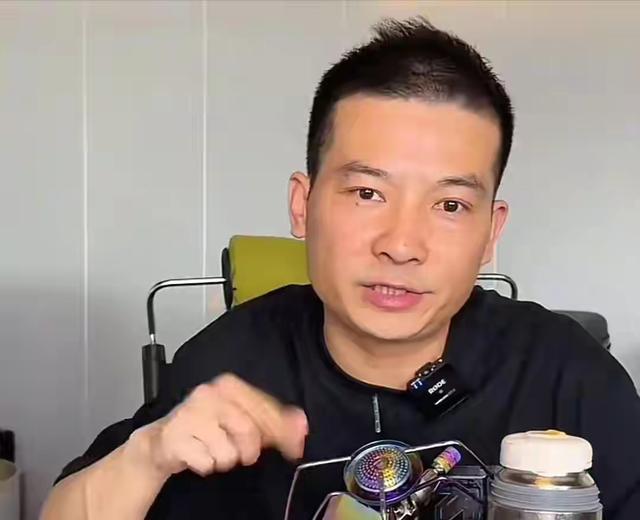 41岁老板西藏自驾游去世，错过两次求生机会，妻子因笑容惹争议