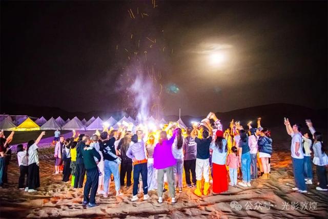 大漠敦煌：美丽烟花浪漫篝火点燃夜经济活力