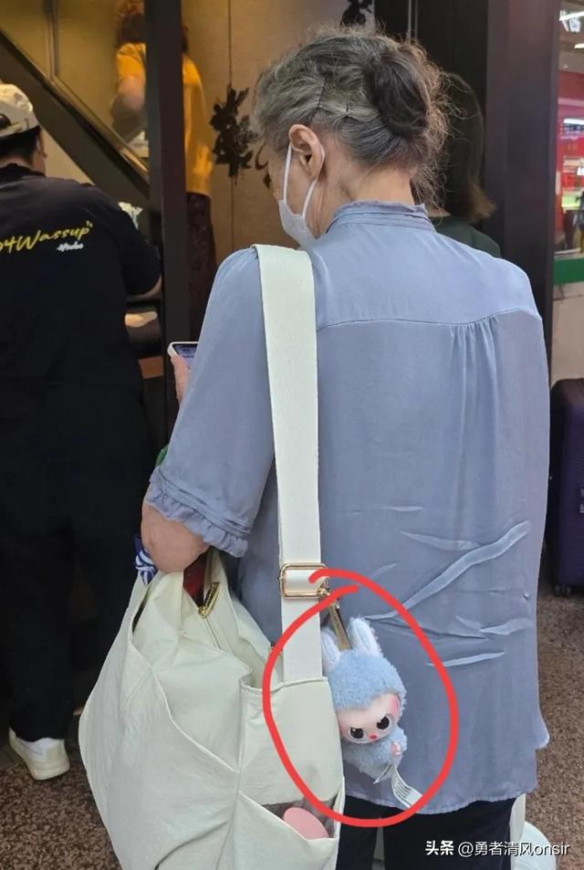 吴彦姝北京被偶遇，她包上挂着labubu好潮，87岁依旧优雅迷人