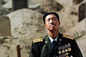 他为亡妻跪地，却成为全国英雄，如今副军长授官，全中国向他致敬图片