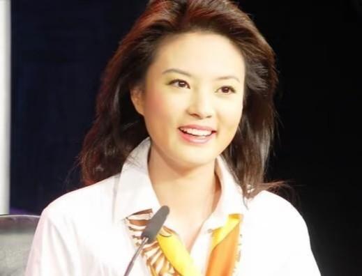 她是央视最惨女主持，男友判死缓丈夫狱中惨死，如今48岁依旧单身
