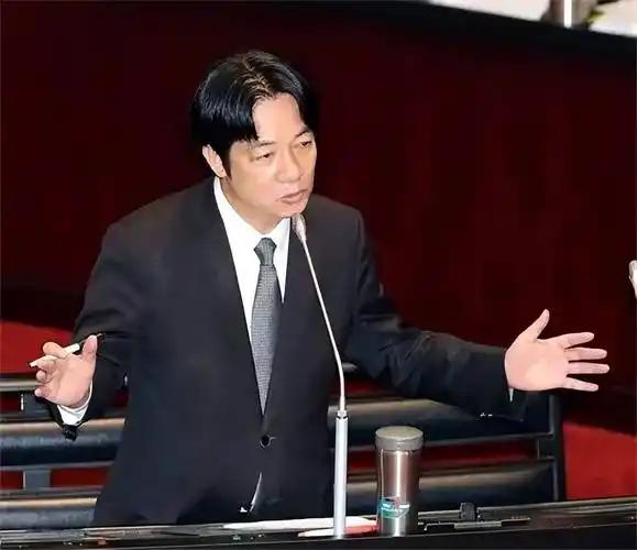 大陆动真格了？空警500飞越海峡西部，岛内乱做一团，台当局沉默
