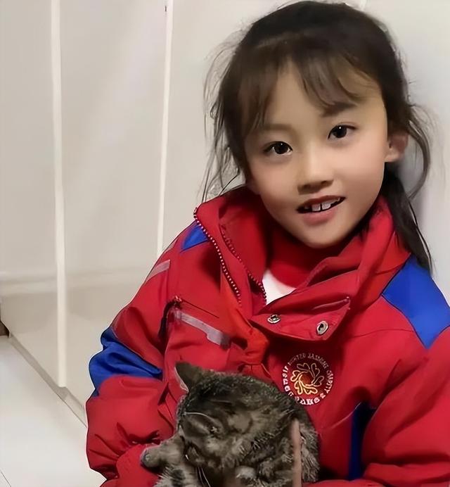 后不后悔？宁夏那个一笑成名拒绝百万签约的小女孩，如今成了这样