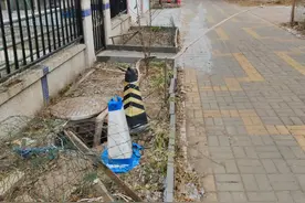 呼和浩特丽景苑小区排污主管道断裂 居民急盼维修图片