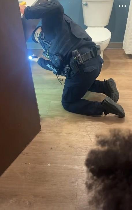 女子住酒店意外发现诡异涂鸦！儿童画的火柴人，是被虐待的绝望