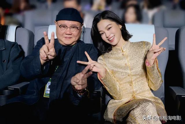 威尼斯影后辛芷蕾亮相平遥电影展，高定礼服珠宝点缀红气养人
