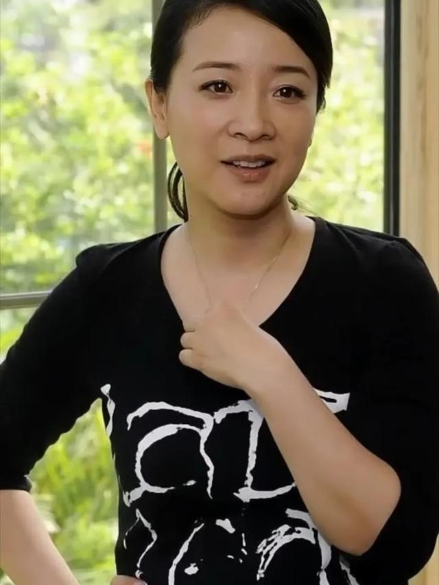 她是国家一级女演员，多次给坐轮椅丈夫戴绿帽，如今儿子也是演员