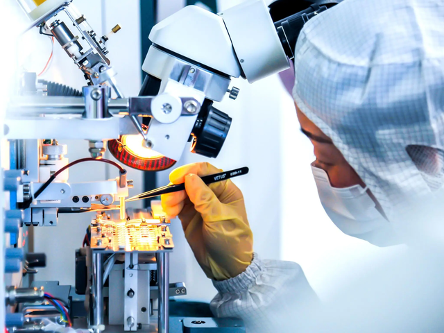 一个都跑不掉！华为600万年薪高管，带13人偷芯片，如今下场解气