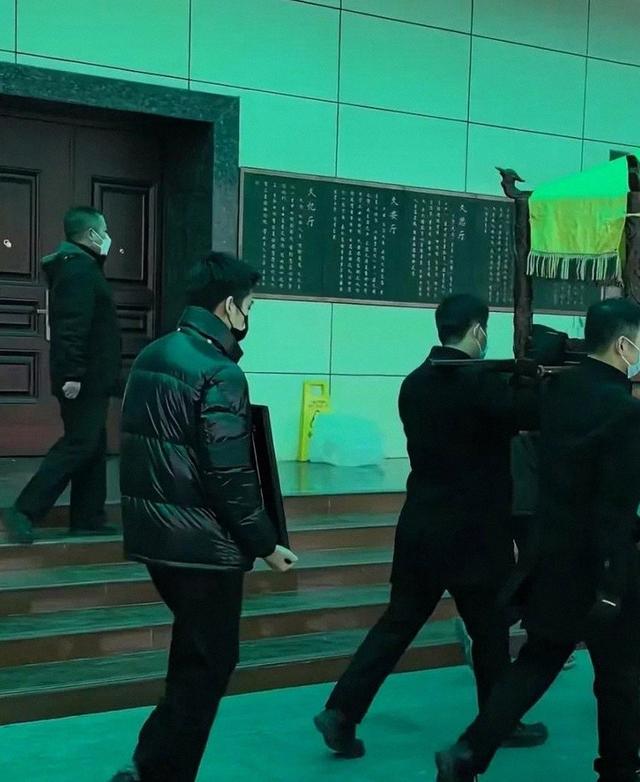 实锤了！许亚军没去何晴葬礼，当时他在美国洛杉矶陪小儿子用餐