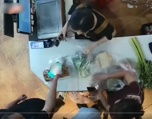 男孩超市制止插队遭男子猛踹