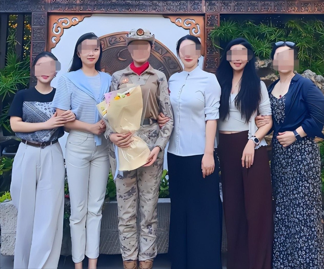 93受阅女兵参加婚礼被骂惨！网友：穿这套衣服去是几个意思？