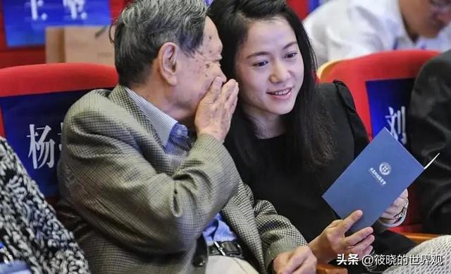 49岁的翁帆也没想到，杨振宁去世后，竟因一个举动实现口碑暴涨