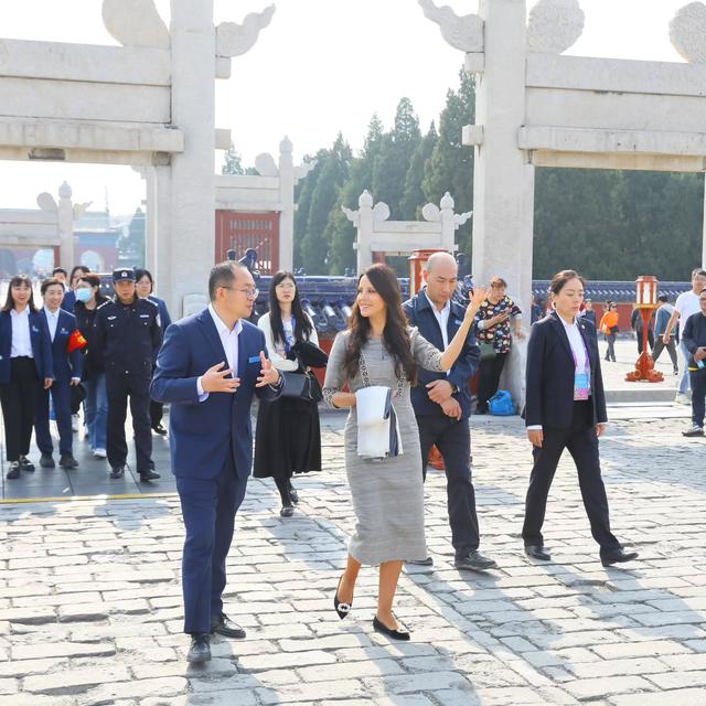 武契奇夫人观看阅兵美翻了！粉色玫瑰花裙好温婉，挽着武契奇很甜