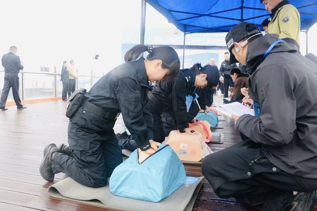 第二届成都市公安机关警察体育运动会登山救护比赛举办