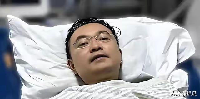 蔡磊传出好消息！终于能下楼溜达，见到儿子笑了，爷俩靠镜子交流