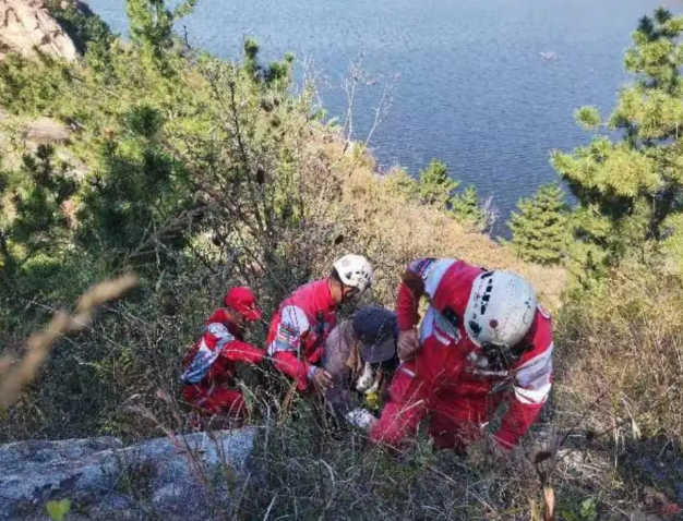 辽宁凤凰山坠亡男子信息曝光，丹东文旅回应。网友：景区无责