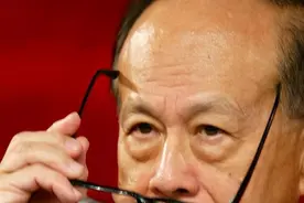 一条新闻，揭开李嘉诚真实处境，外交部港府都发话，霍启刚没说错图片