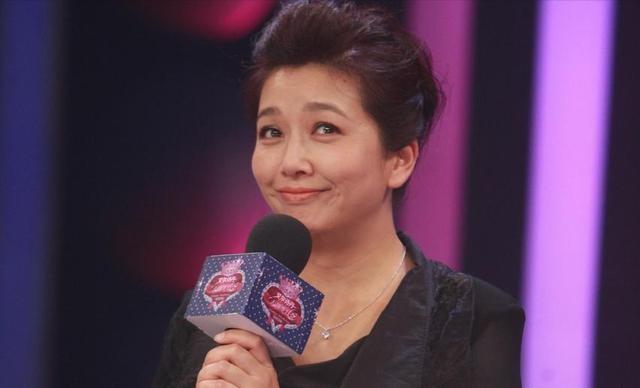 58岁江珊在剧组庆生	，穿黑衣满头白发体重超140斤，皱纹不掩美貌