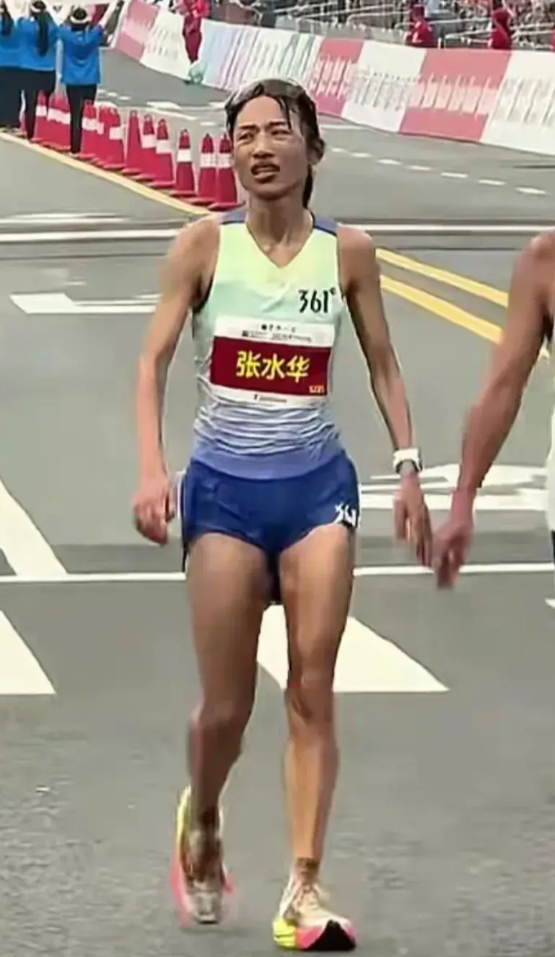 违规风波还没结束，辞退传闻再起，但最快女护士身上始终有件对事