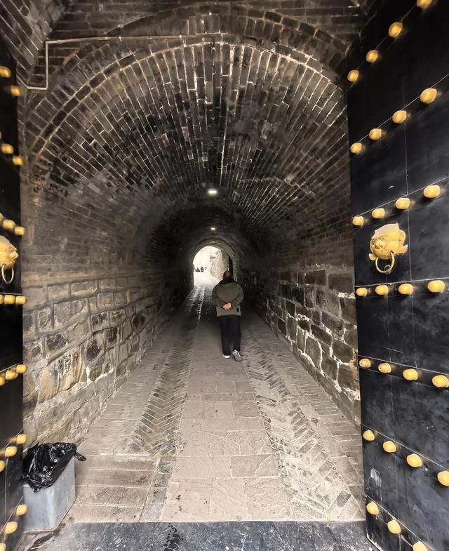 见识了中原“活财神”的生活，据说一张床要顶北京几套房，真豪横