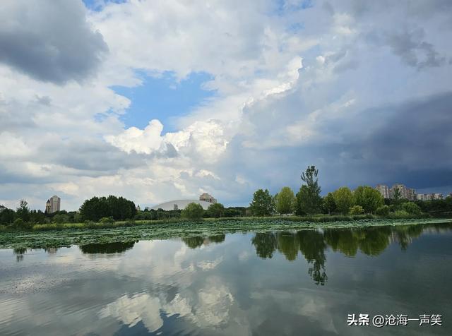 醉美的景色，蓝天白云，绿树倒影，高楼映影，醉了爱了乐了美了
