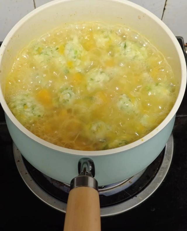 笑死了！女子喂烤肠店老板的狗吃烤肠，老板：那不干净，别给它吃