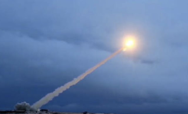 美俄斗法升级！海燕出鞘破局，俄罗斯1.7万核导弹直戳美国本土