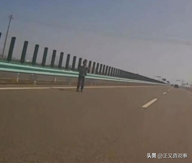 好狠的心！男子称偏爱小儿子，却把他扔国道，让老婆独自徒步寻回