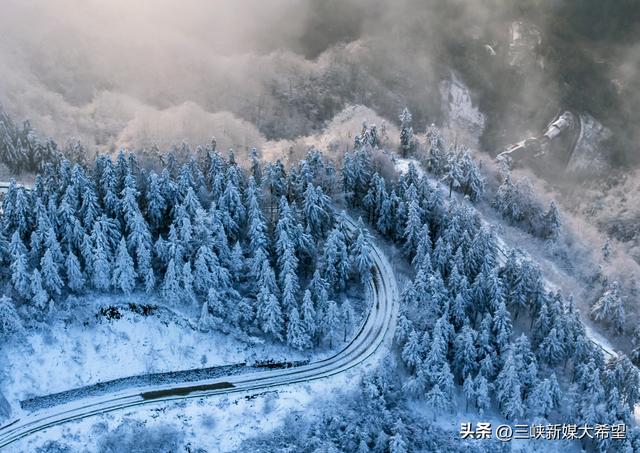 长阳天柱山迎2026年首场大雪云海美如仙境