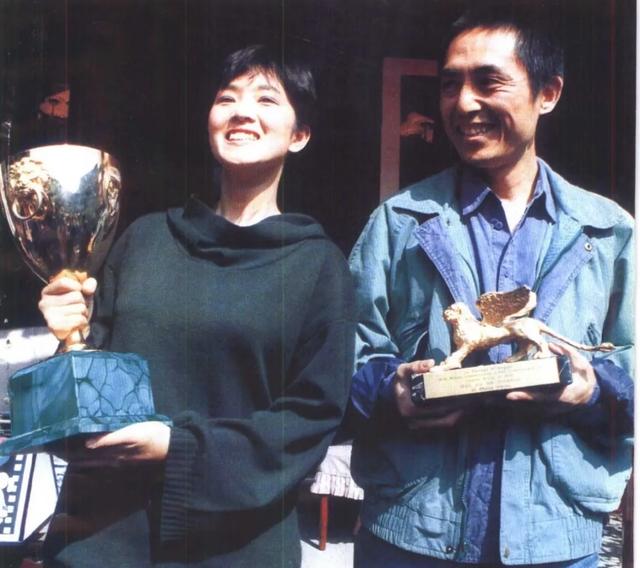 张艺谋和巩俐合影，张艺谋和陈婷合影，生理性喜欢显而易见