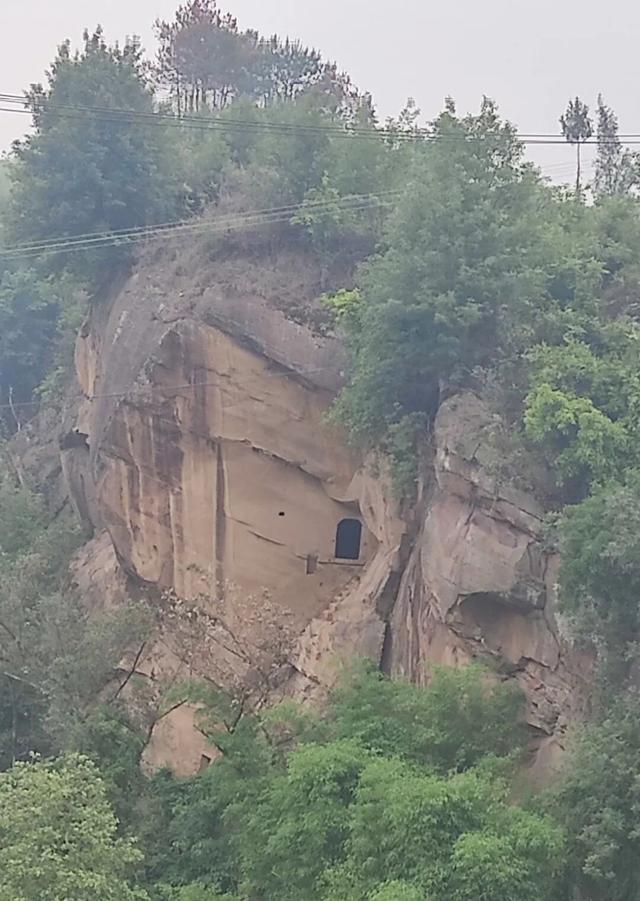 重庆渝北水库边发现神秘悬崖洞，传闻是旧时大地主私藏财宝的据点