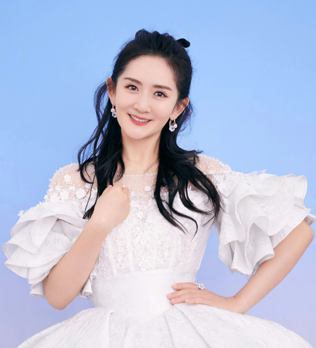 谢娜成为中秋晚会主持人不到24小时，恶心一幕出现，侯佩岑也遭殃