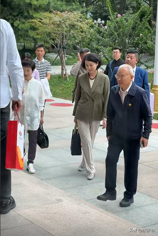 李修平近况：身材高挑资深美，结婚20年无儿女，专注事业不内耗
