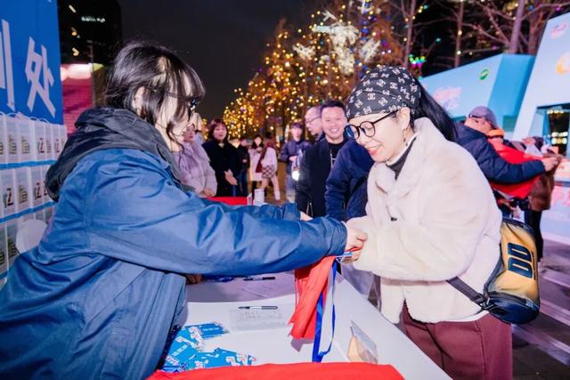 成都的街头，飘来峨眉的雪