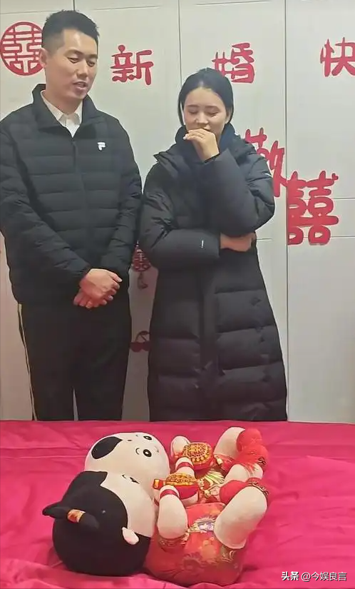 最帅升旗手张自轩大婚不到24小时，荒唐一幕出现，新娘受无妄之灾