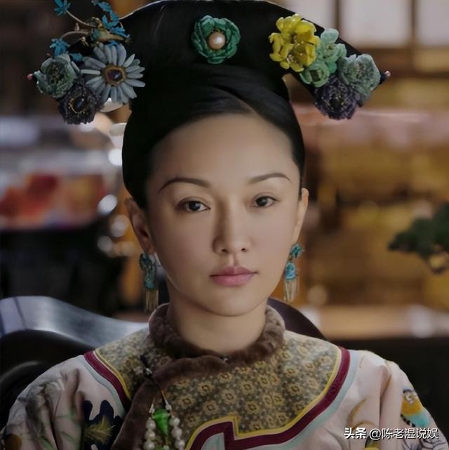 50岁周迅头发花白，瘪嘴模样一脸老态认不出	，无儿无女成最大遗憾