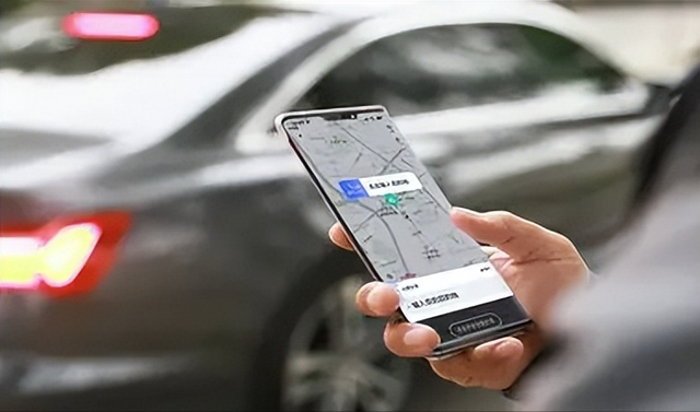 网约车司机带走乘客行李箱？索要10 元路费遭拒，竟把行李送派出所还迷路半小时，律师回应