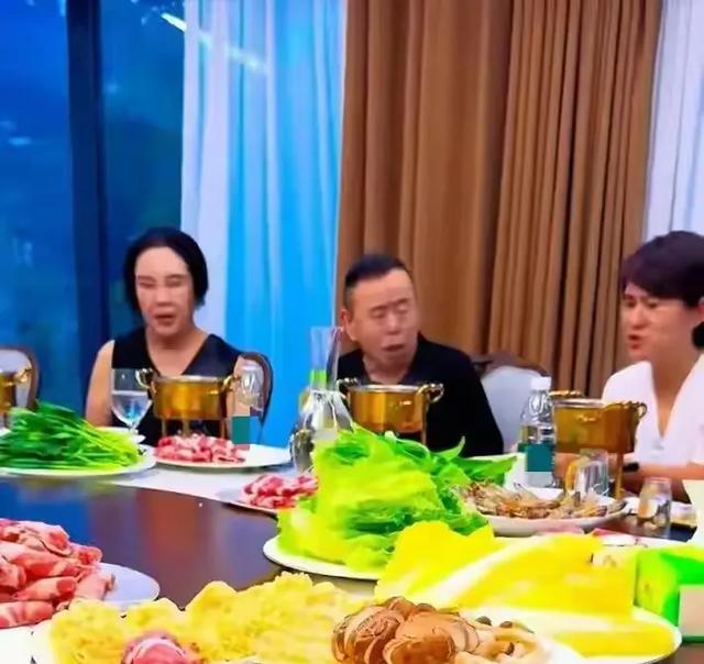 潘长江一家北京别墅宴客，餐厅大得像会所，妻子杨云罕见现身！
